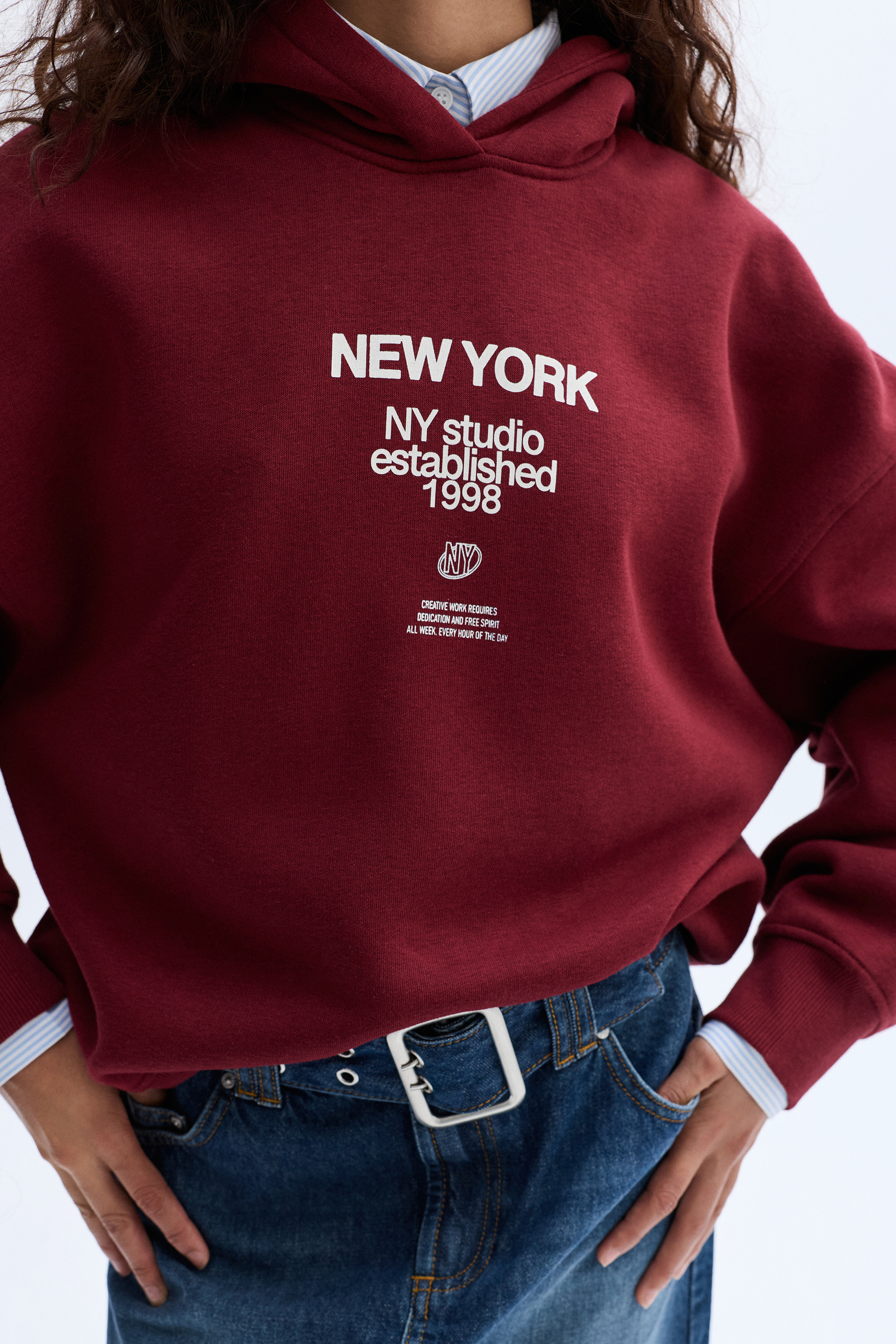 BASKILI KAPÜŞONLU OVERSIZE SWEATSHIRT