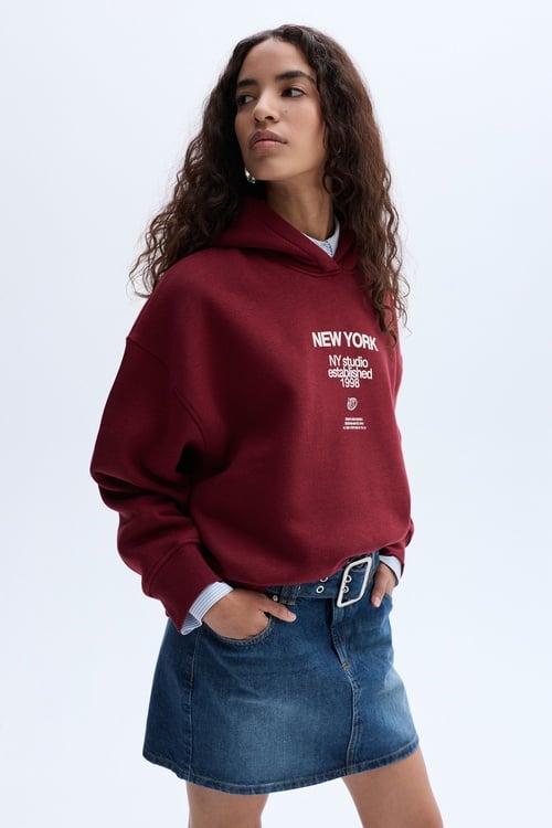 BASKILI KAPÜŞONLU OVERSIZE SWEATSHIRT