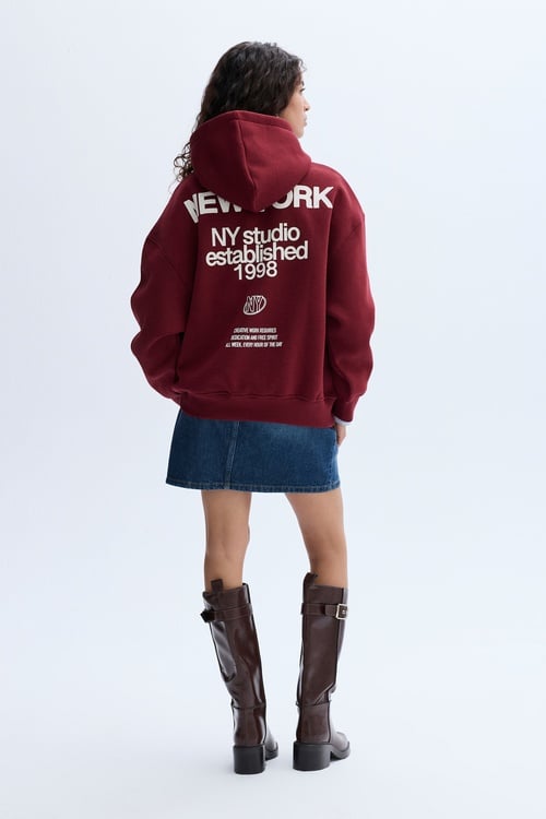 BASKILI KAPÜŞONLU OVERSIZE SWEATSHIRT