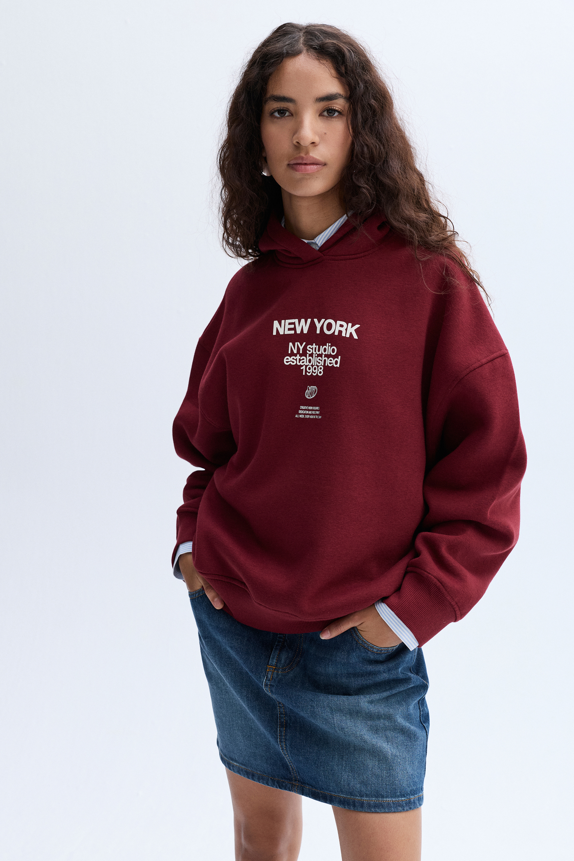 BASKILI KAPÜŞONLU OVERSIZE SWEATSHIRT