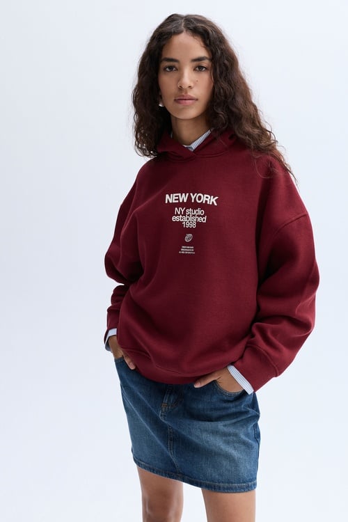 BASKILI KAPÜŞONLU OVERSIZE SWEATSHIRT