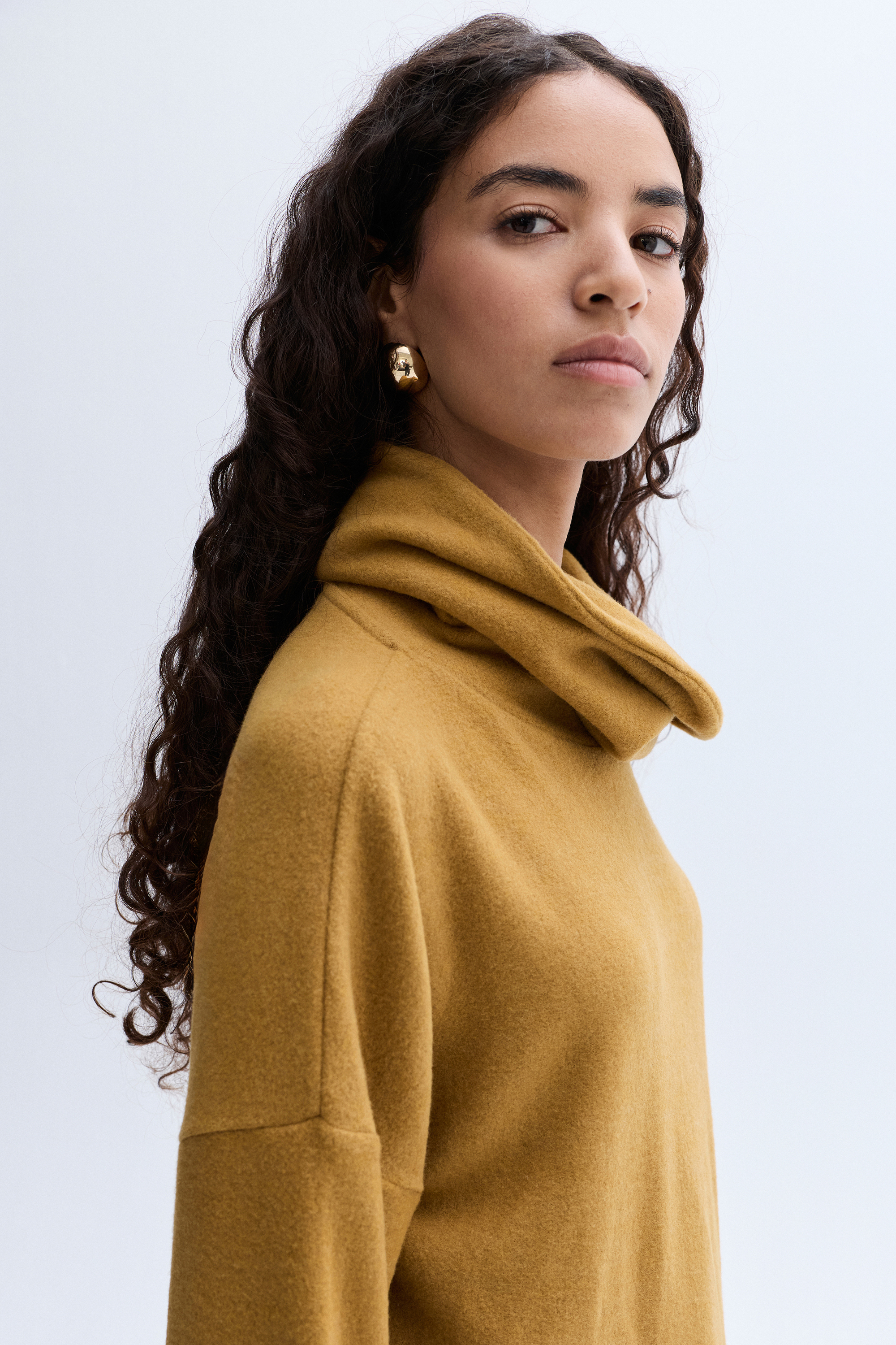 DİK YAKA SWEATSHIRT