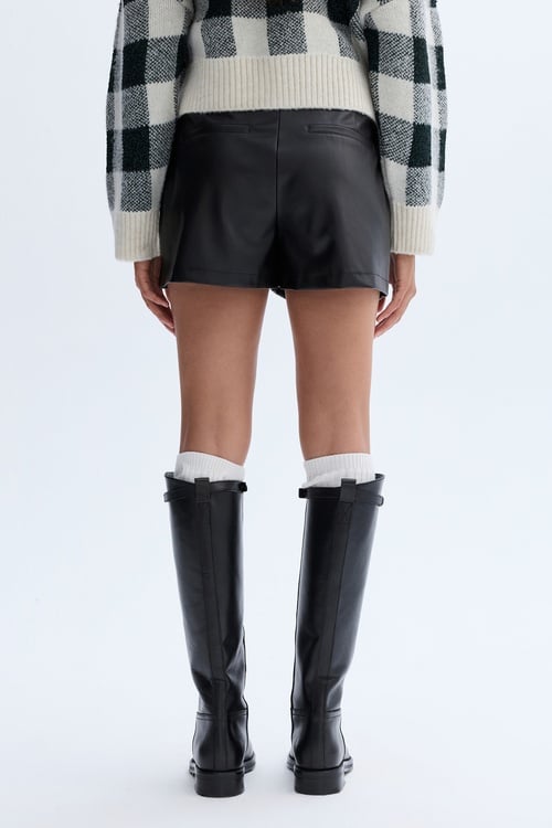 DERİ GÖRÜNÜMLÜ MİNİ ŞORT