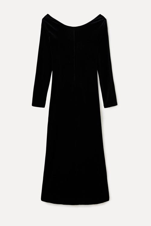  DÜŞÜK OMUZ KADİFE DOKULU MİDİ ELBİSE