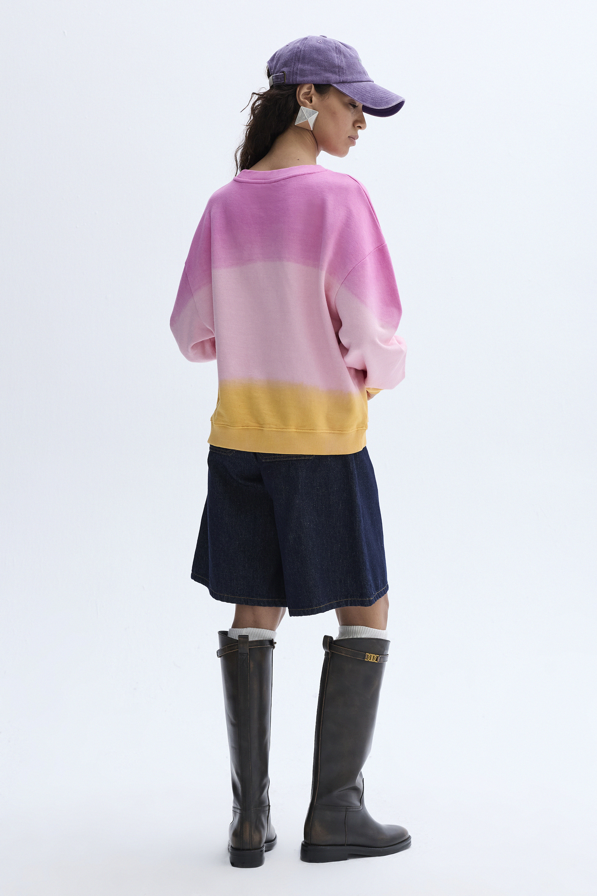 RENK GEÇİŞLİ NAKIŞLI BİSİKLET YAKA SWEATSHIRT