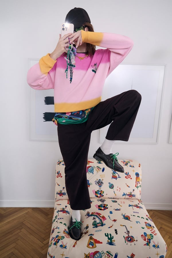 RENK GEÇİŞLİ NAKIŞLI BİSİKLET YAKA SWEATSHIRT