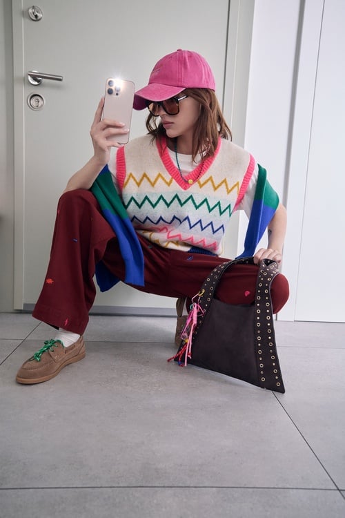 ÇİZGİLİ V YAKA SÜVETER