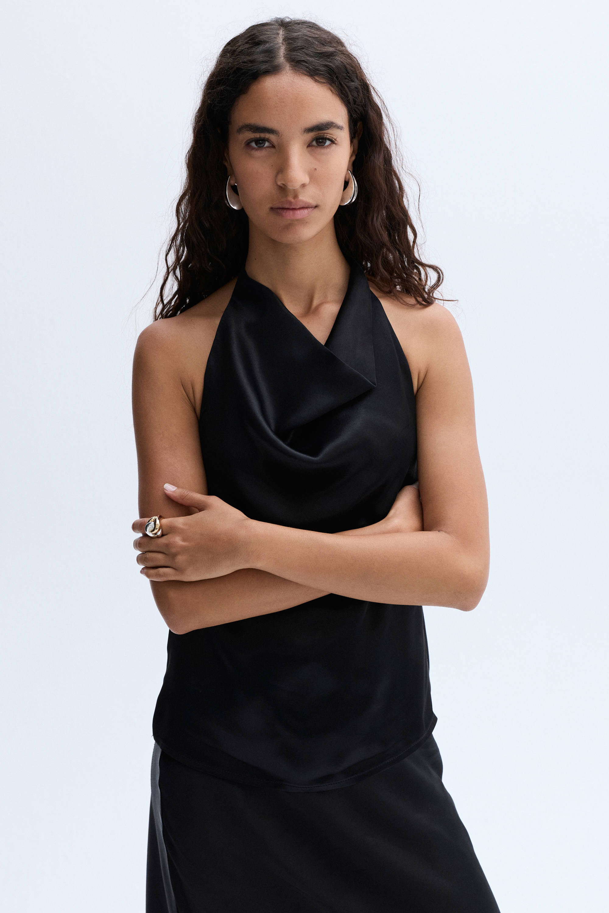 SATEN SIRTI AÇIK BLUZ