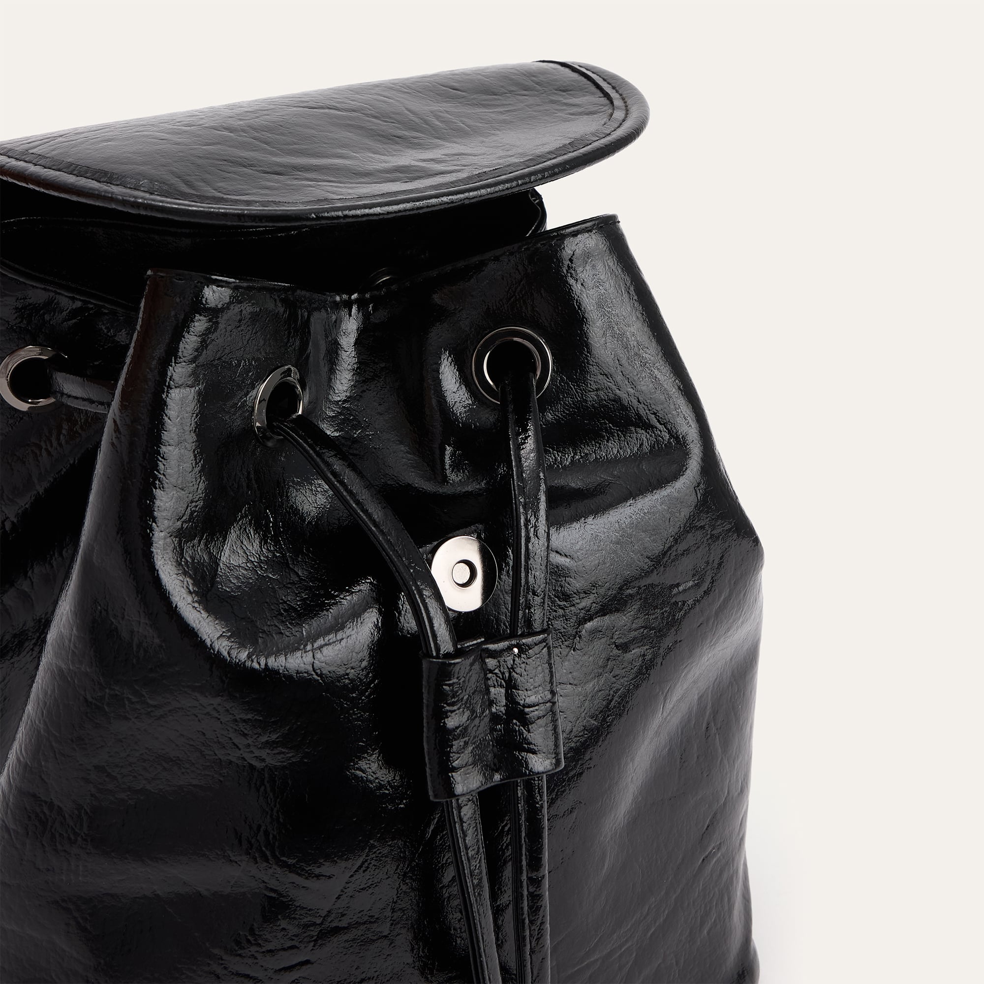 KIRIŞIK DERİ GÖRÜNÜMLÜ SIRT ÇANTASI