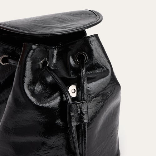 KIRIŞIK DERİ GÖRÜNÜMLÜ SIRT ÇANTASI