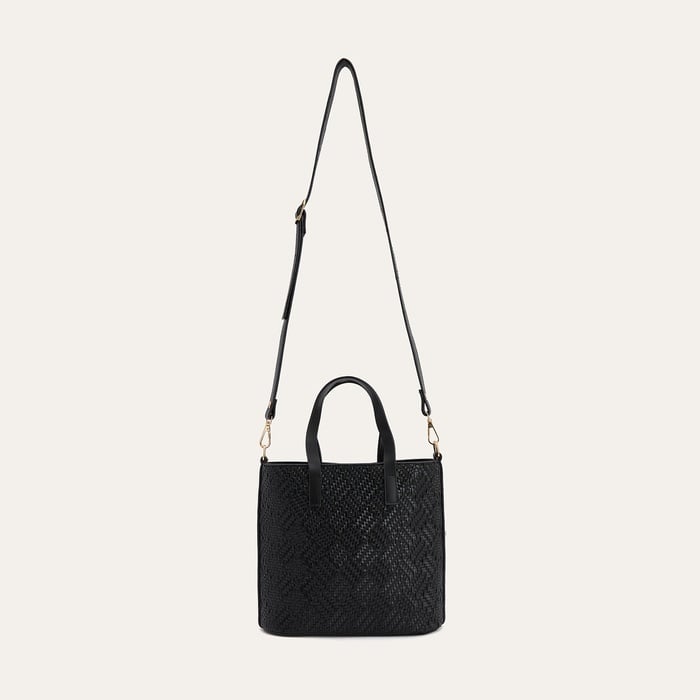 ÖRGÜ DOKULU OMUZ ÇANTASI