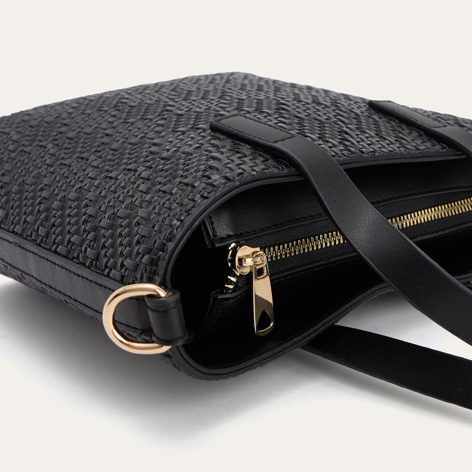 ÖRGÜ DOKULU OMUZ ÇANTASI