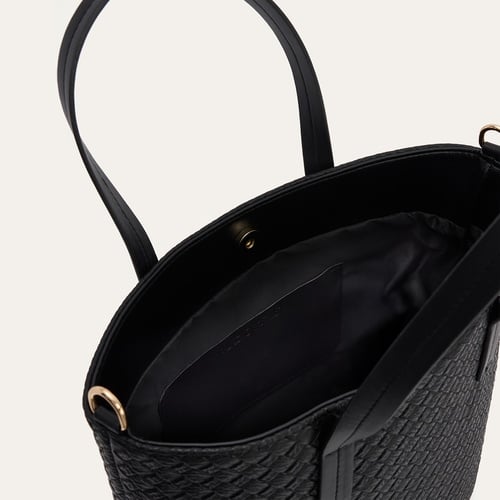 ÖRGÜ GÖRÜNÜMLÜ EL ÇANTASI