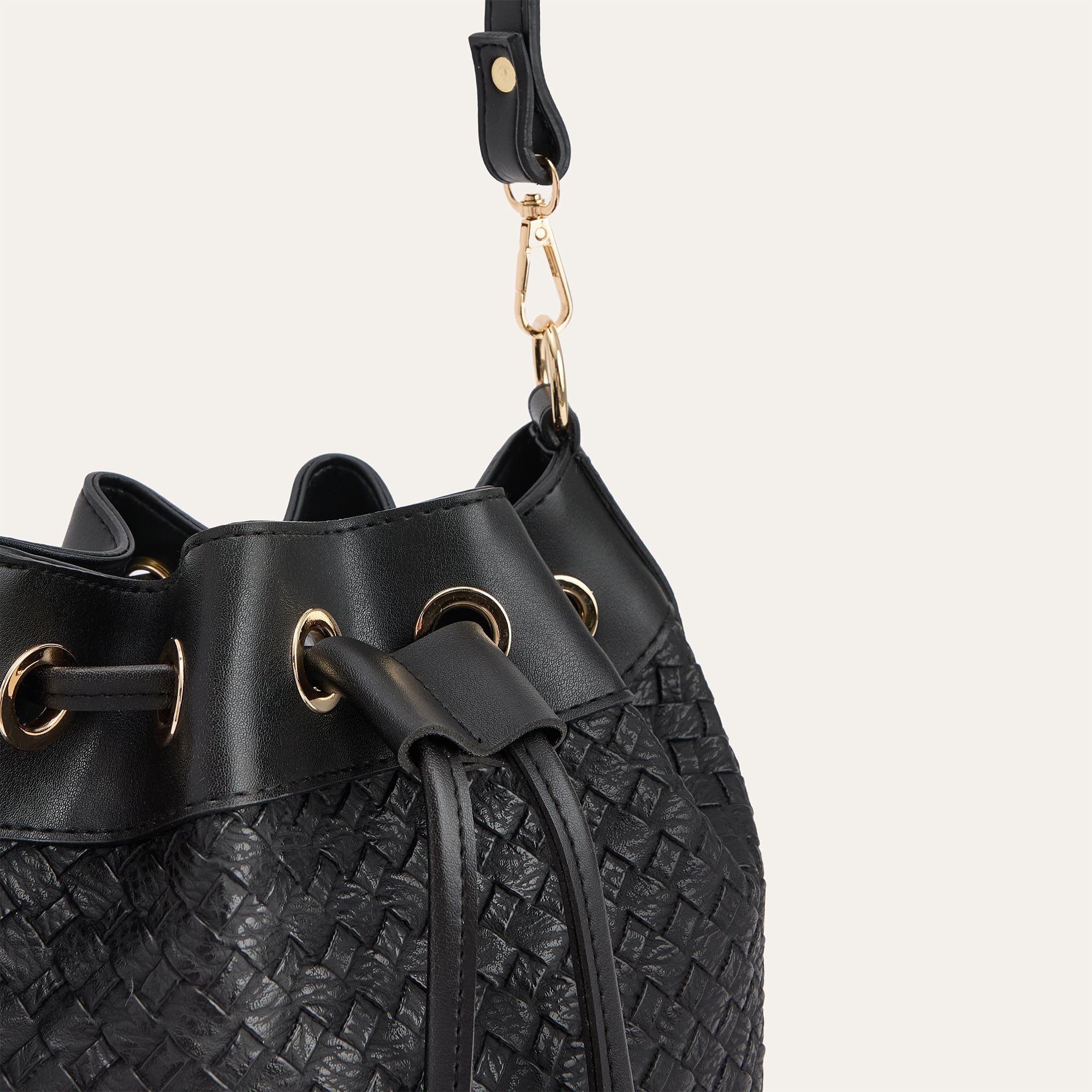 BÜZGÜLÜ ÖRGÜ GÖRÜNÜMLÜ OMUZ ÇANTASI