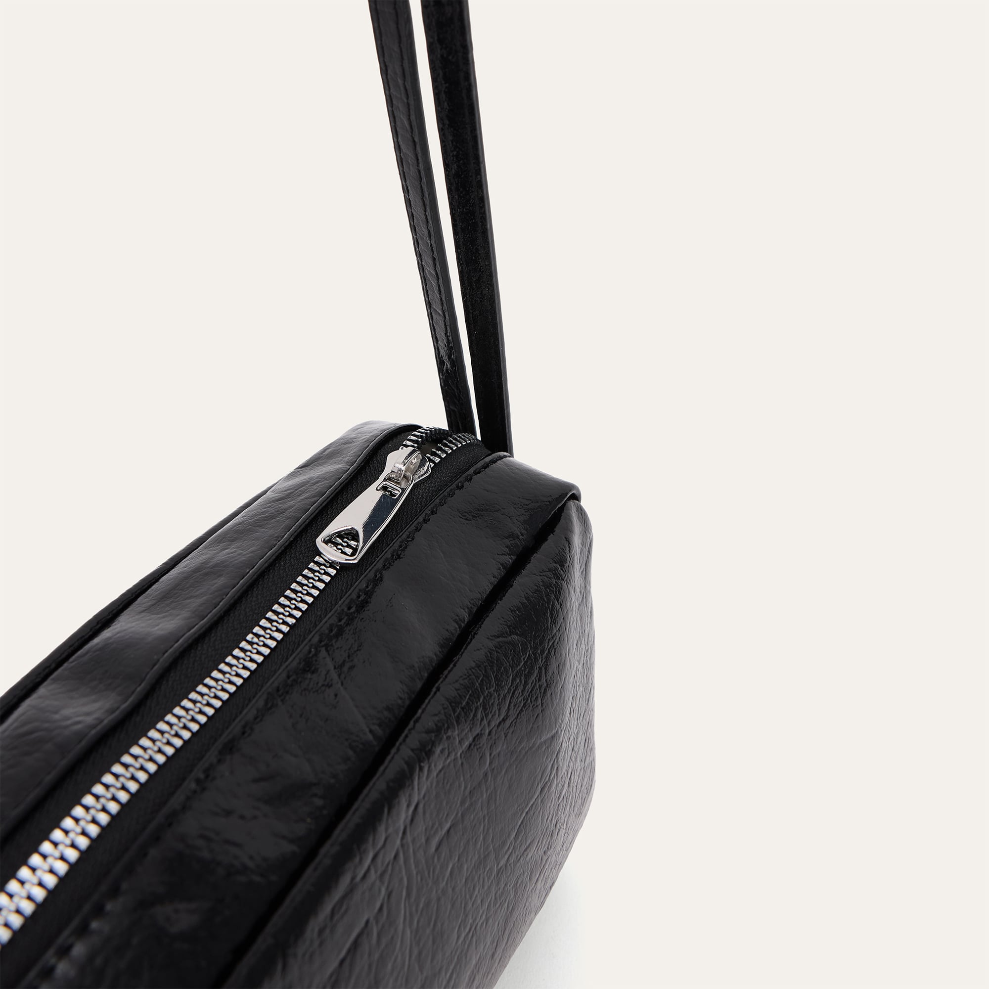 KIRIŞIK DERİ GÖRÜNÜMLÜ BAGET EL ÇANTASI