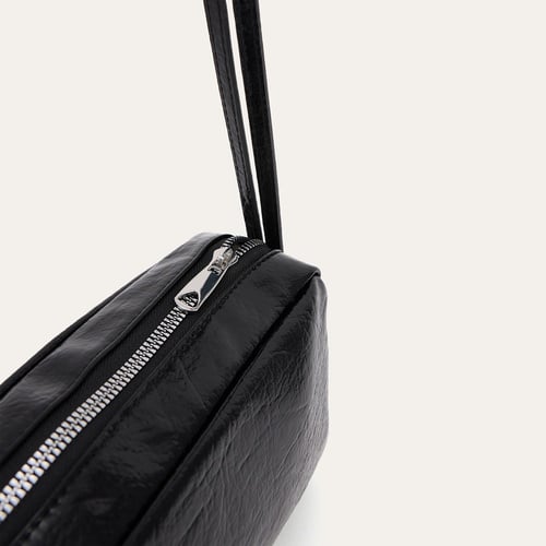 KIRIŞIK DERİ GÖRÜNÜMLÜ BAGET EL ÇANTASI