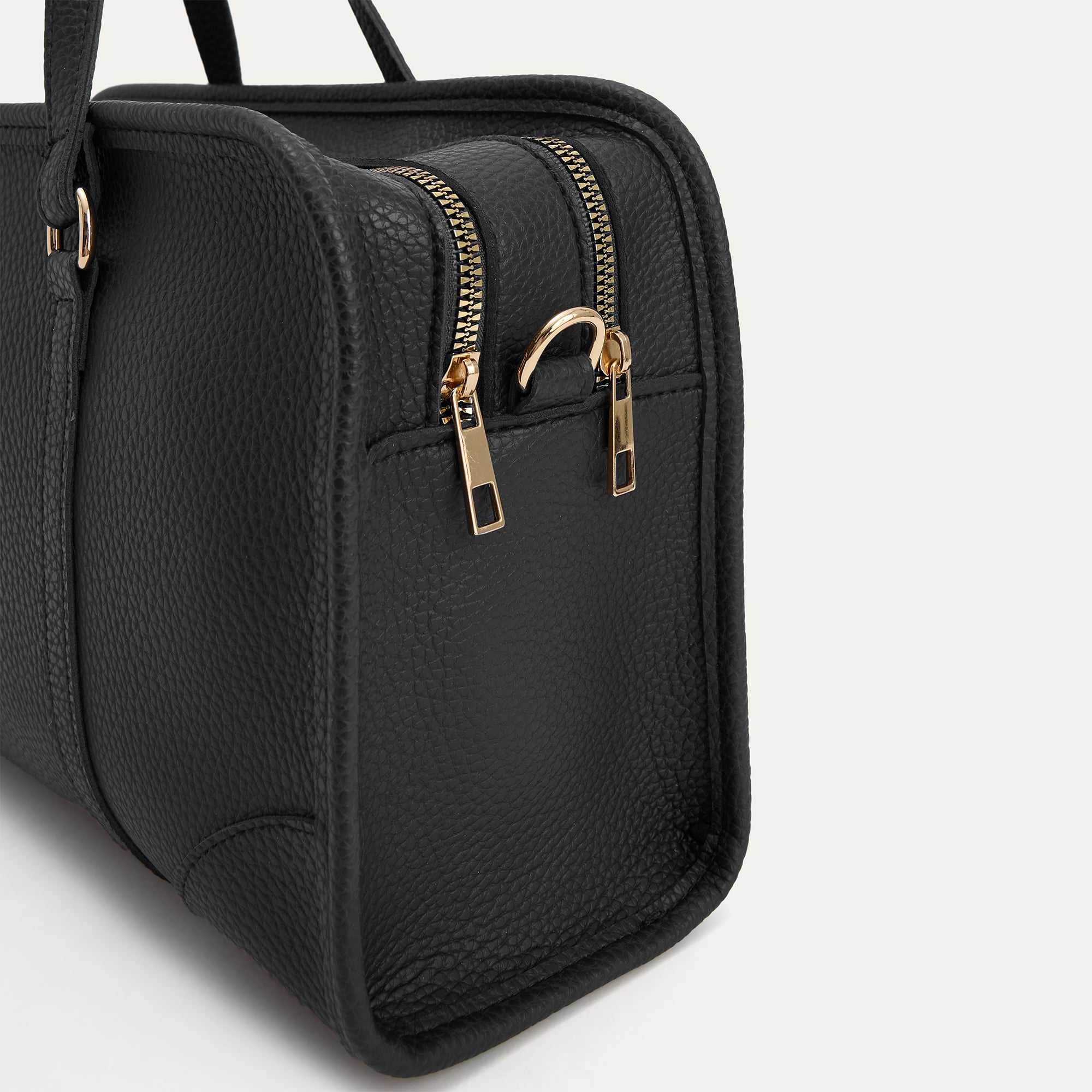 DERİ GÖRÜNÜMLÜ DİKİŞ DETAYLI OMUZ ÇANTASI