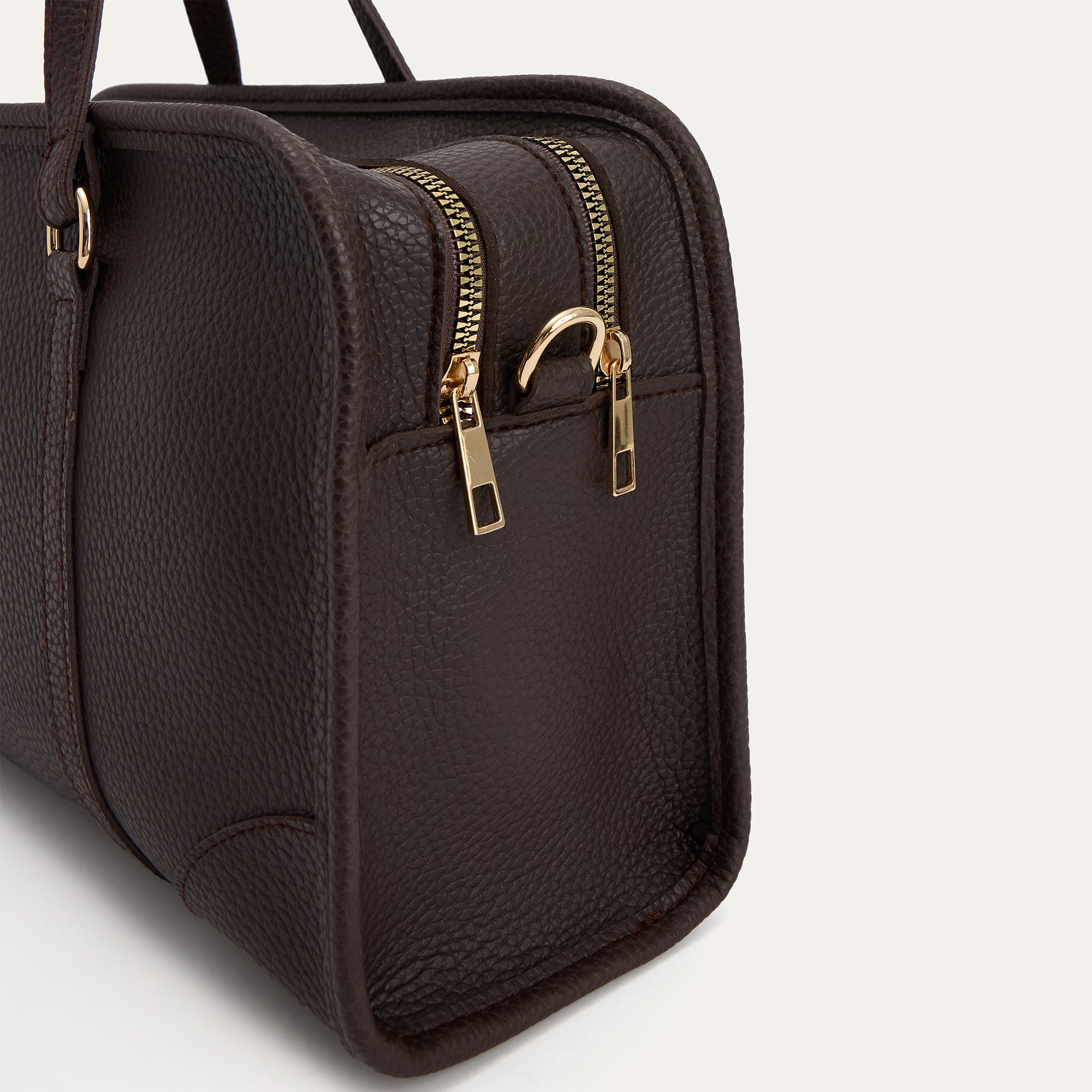 DERİ GÖRÜNÜMLÜ DİKİŞ DETAYLI OMUZ ÇANTASI