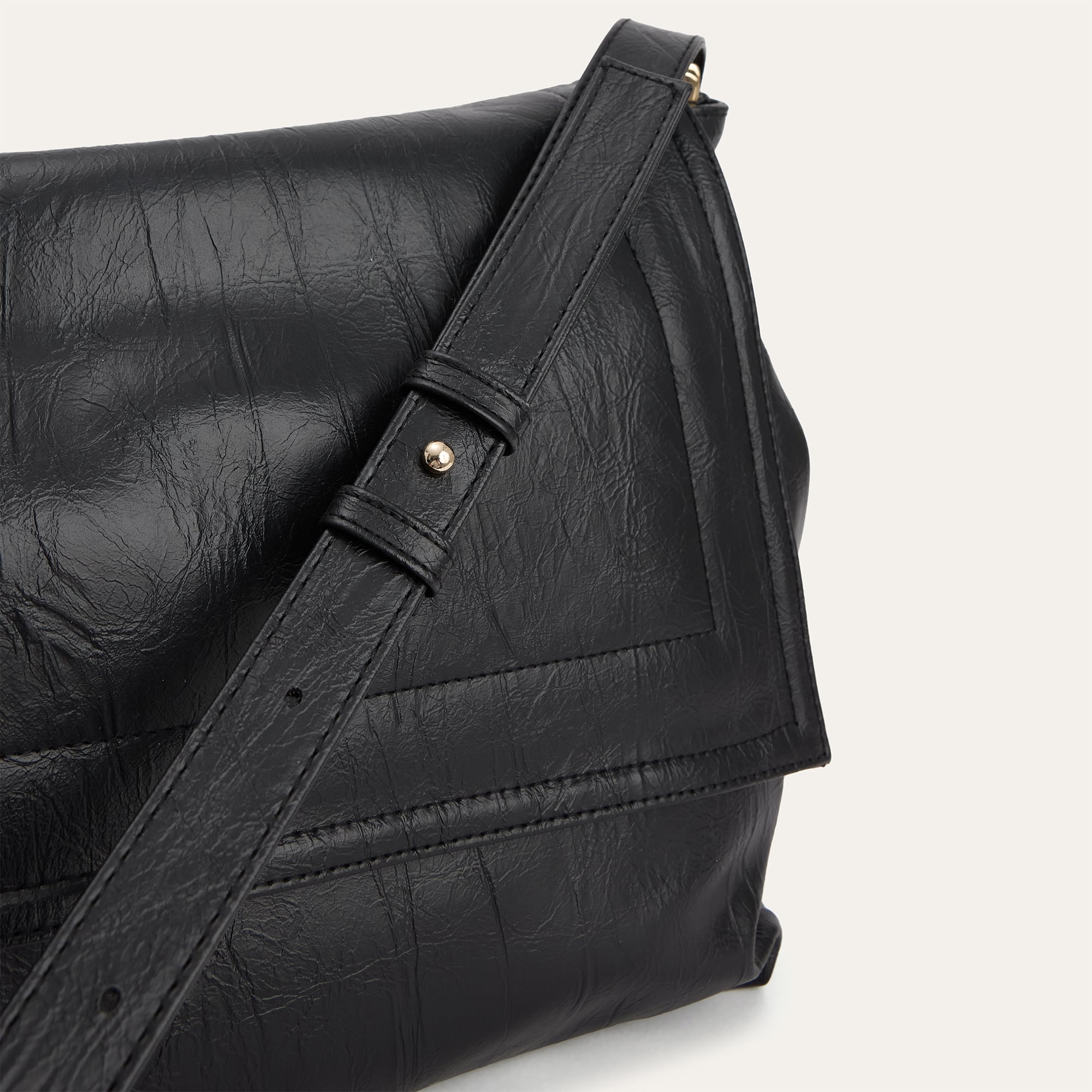 KIRIŞIK DERİ GÖRÜNÜMLÜ KAPAKLI OMUZ ÇANTASI