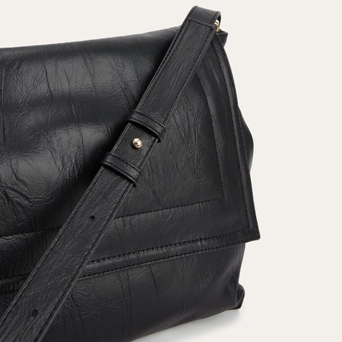  KIRIŞIK DERİ GÖRÜNÜMLÜ KAPAKLI OMUZ ÇANTASI