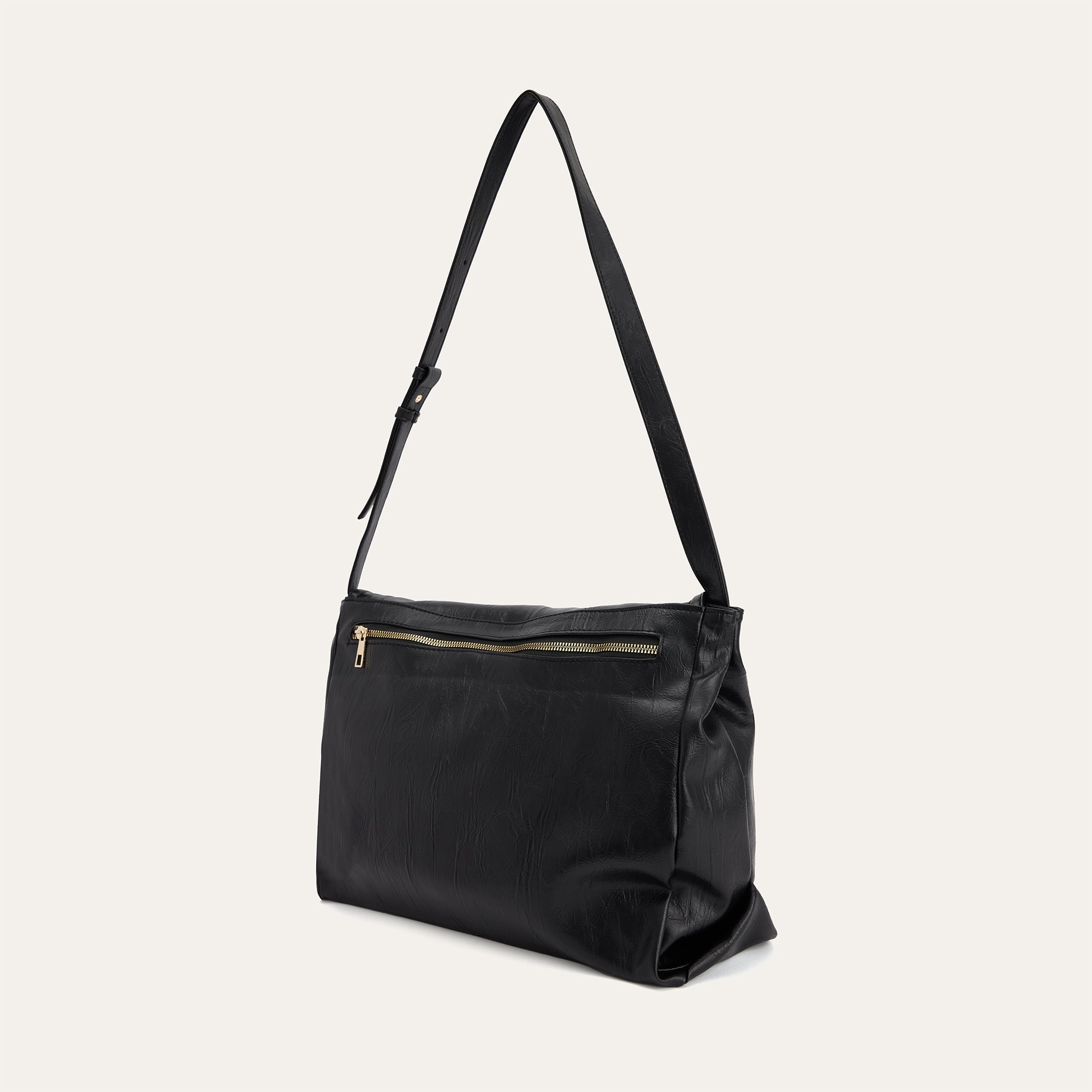 KIRIŞIK DERİ GÖRÜNÜMLÜ KAPAKLI OMUZ ÇANTASI