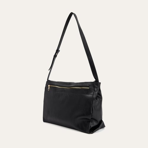  KIRIŞIK DERİ GÖRÜNÜMLÜ KAPAKLI OMUZ ÇANTASI