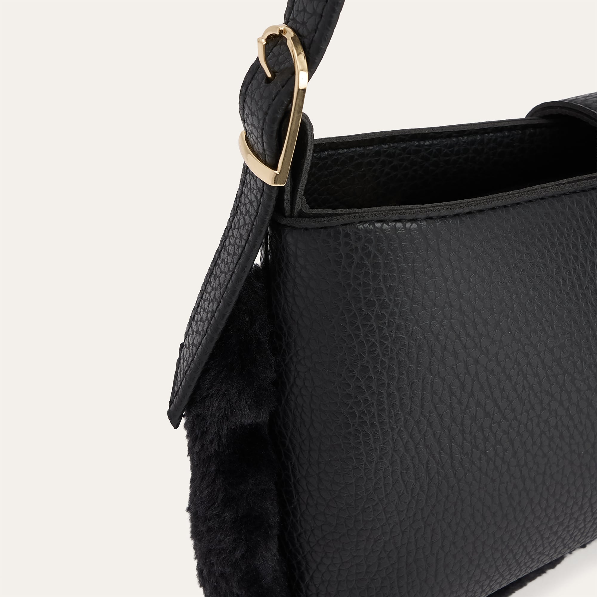 PELÜŞ DETAYLI OMUZ ÇANTASI