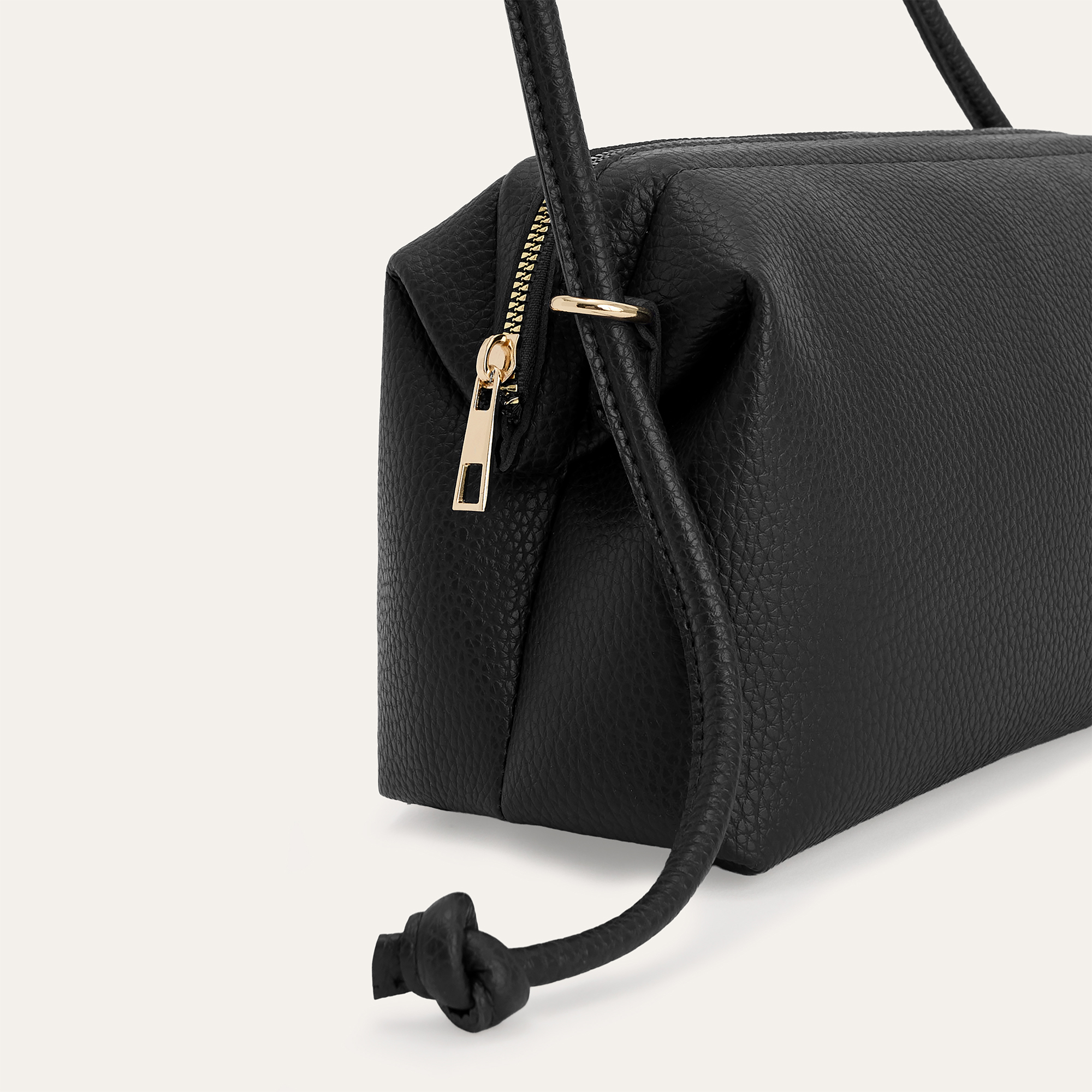 DERİ GÖRÜNÜMLÜ OMUZ ÇANTASI