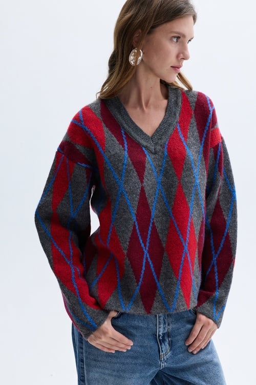 JAKARLI BAKLAVA DESENLİ V YAKA KAZAK