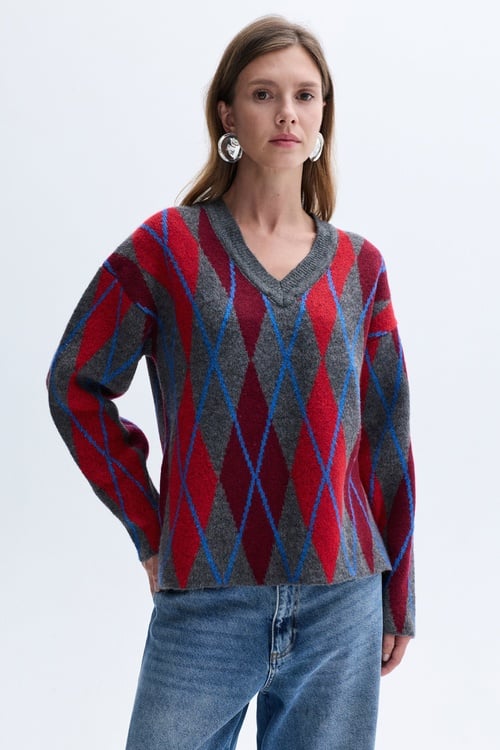 JAKARLI BAKLAVA DESENLİ V YAKA KAZAK