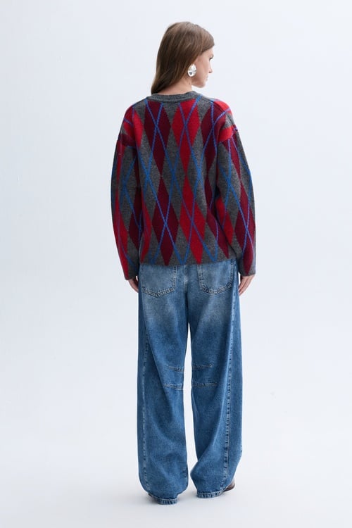 JAKARLI BAKLAVA DESENLİ V YAKA KAZAK