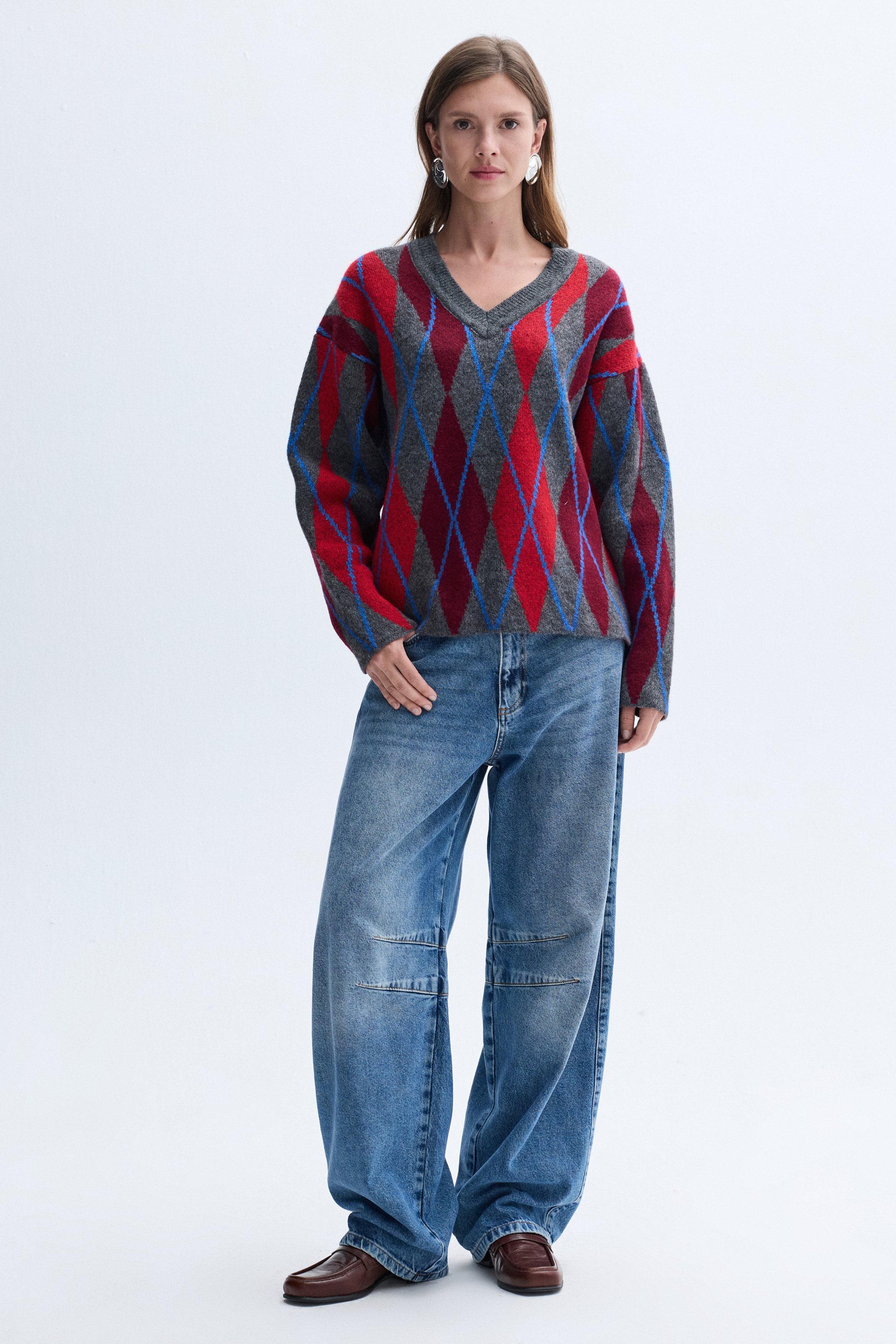 JAKARLI BAKLAVA DESENLİ V YAKA KAZAK