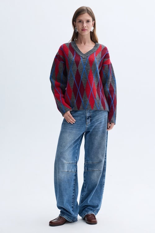  JAKARLI BAKLAVA DESENLİ V YAKA KAZAK