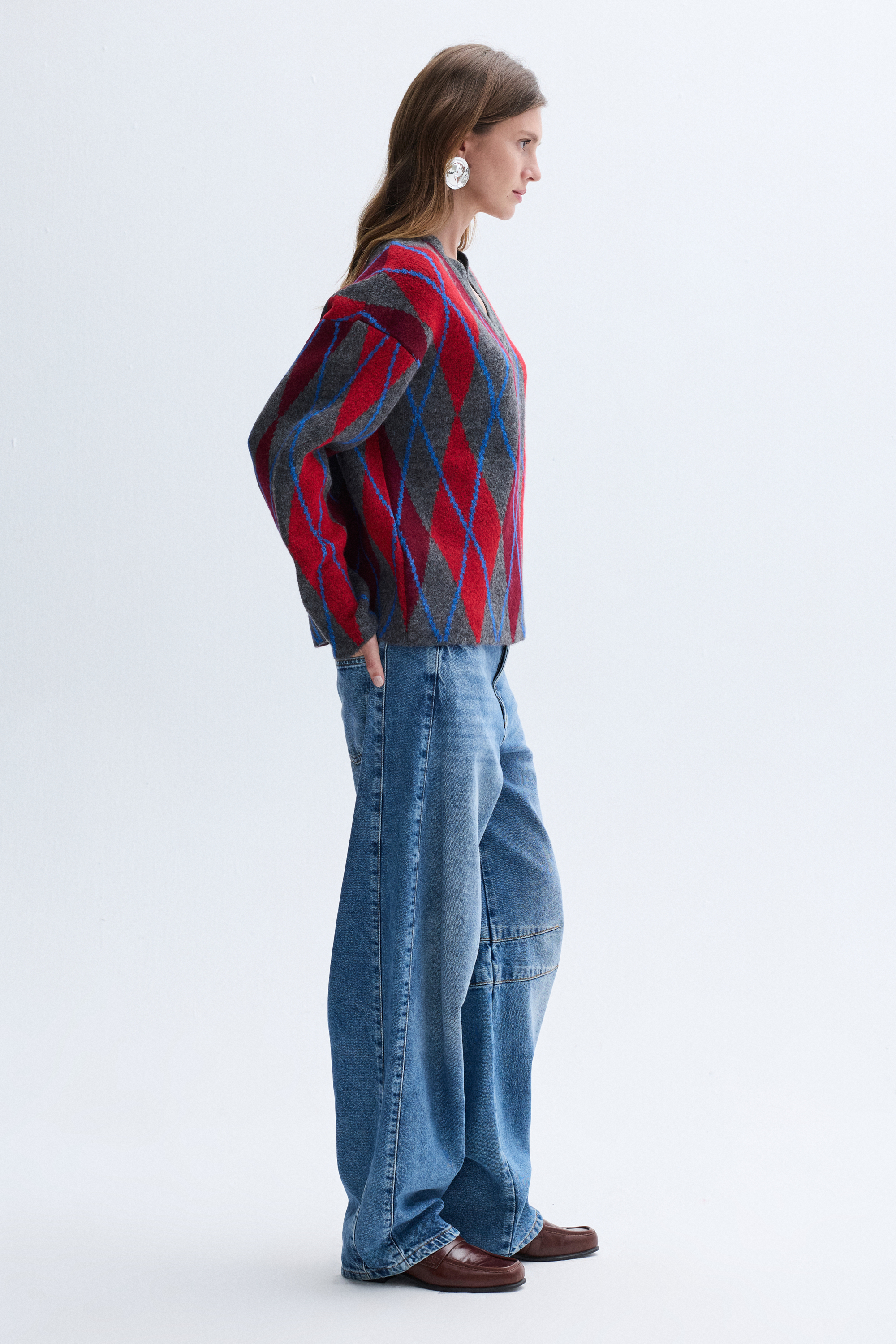 JAKARLI BAKLAVA DESENLİ V YAKA KAZAK