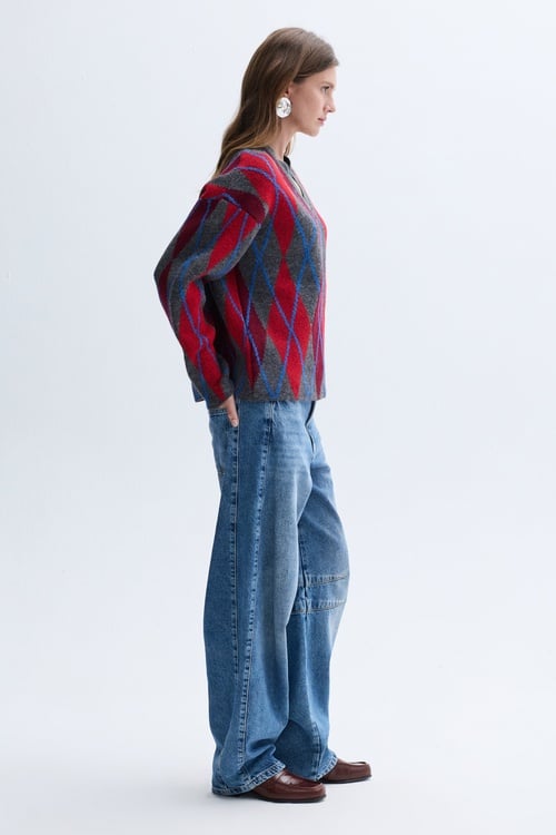 JAKARLI BAKLAVA DESENLİ V YAKA KAZAK