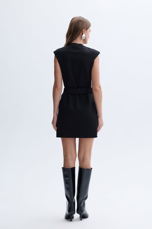 KEMER DETAYLI KOLSUZ MİNİ ELBİSE