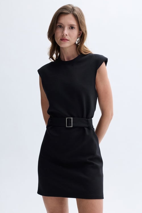 KEMER DETAYLI KOLSUZ MİNİ ELBİSE