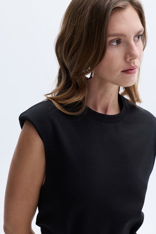 KEMER DETAYLI KOLSUZ MİNİ ELBİSE