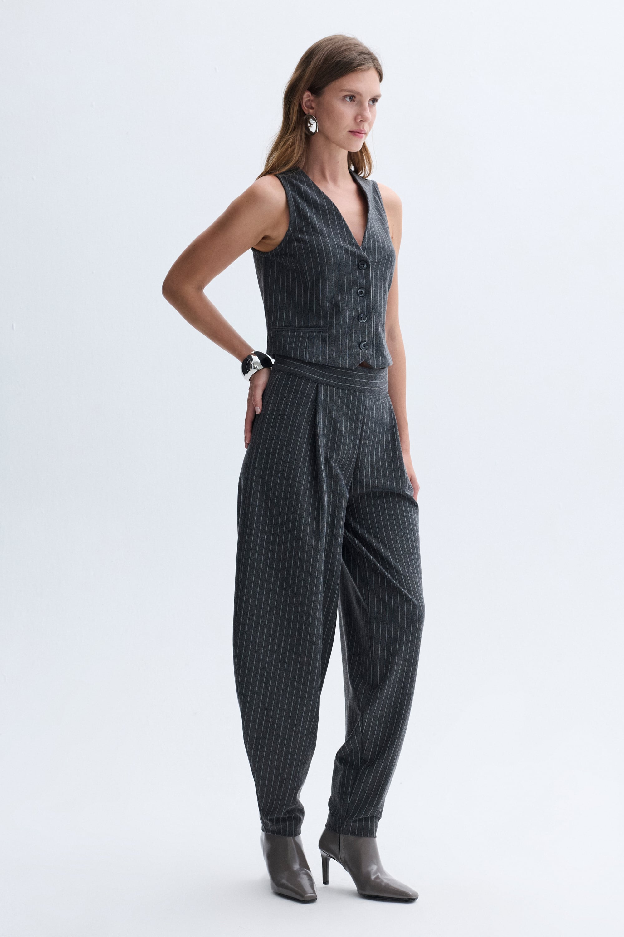 ÇİZGİLİ FITTED KOLSUZ SMART CEKET