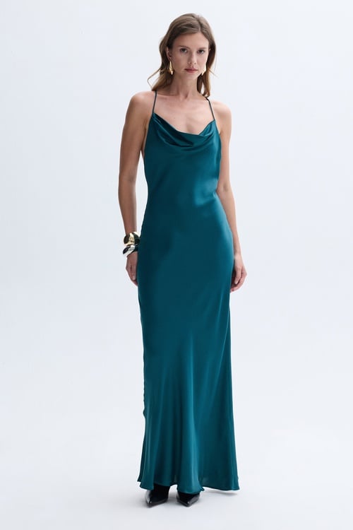 DEGAJE YAKA SIRTI AÇIK SATEN UZUN ELBİSE