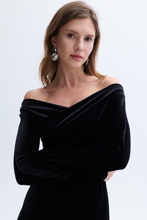 DÜŞÜK OMUZ KADİFE DOKULU MİDİ ELBİSE