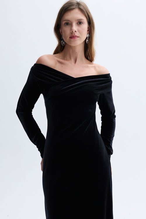 DÜŞÜK OMUZ KADİFE DOKULU MİDİ ELBİSE