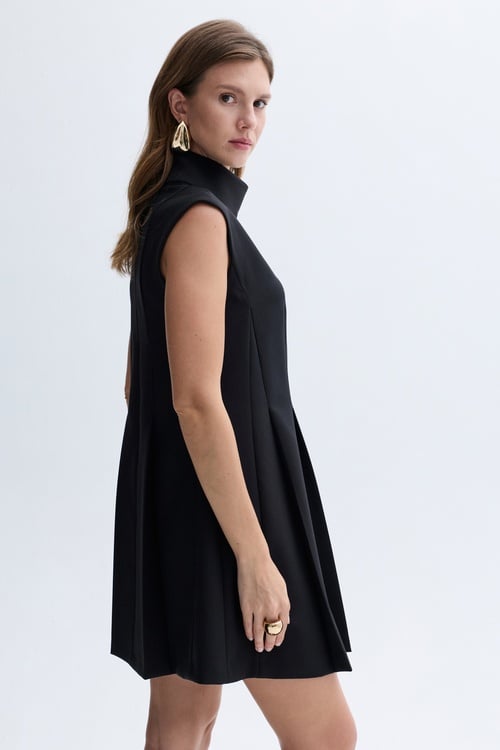 KOLSUZ DİK YAKA PİLELİ MİNİ ELBİSE