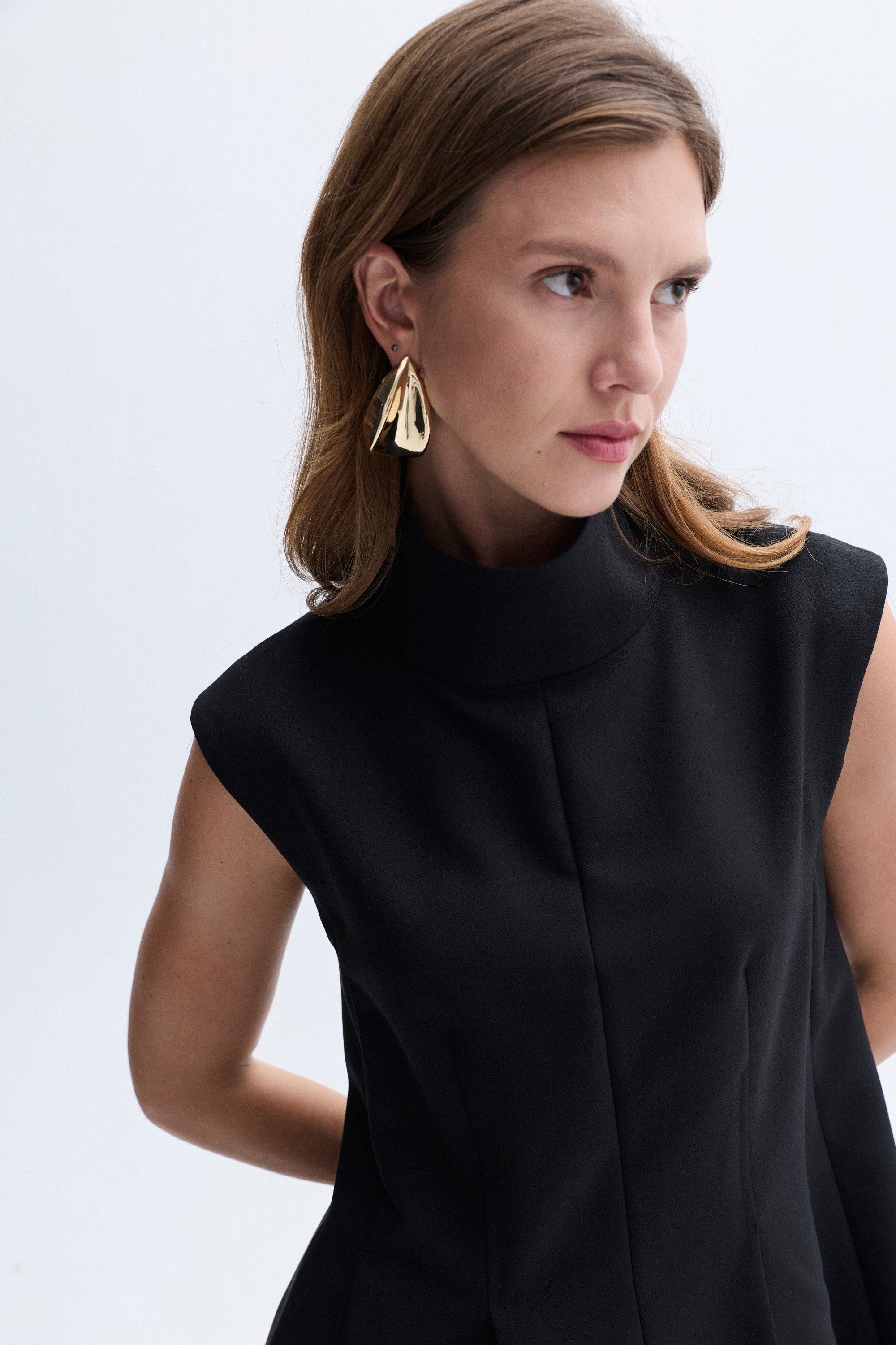 KOLSUZ DİK YAKA PİLELİ MİNİ ELBİSE