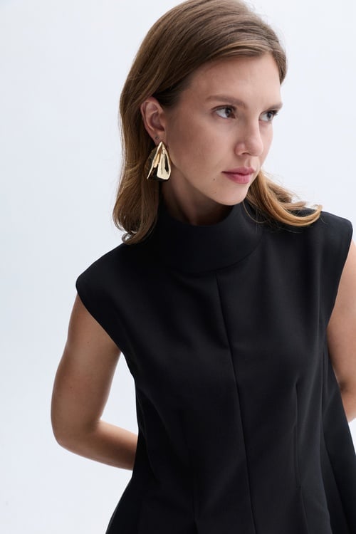 KOLSUZ DİK YAKA PİLELİ MİNİ ELBİSE