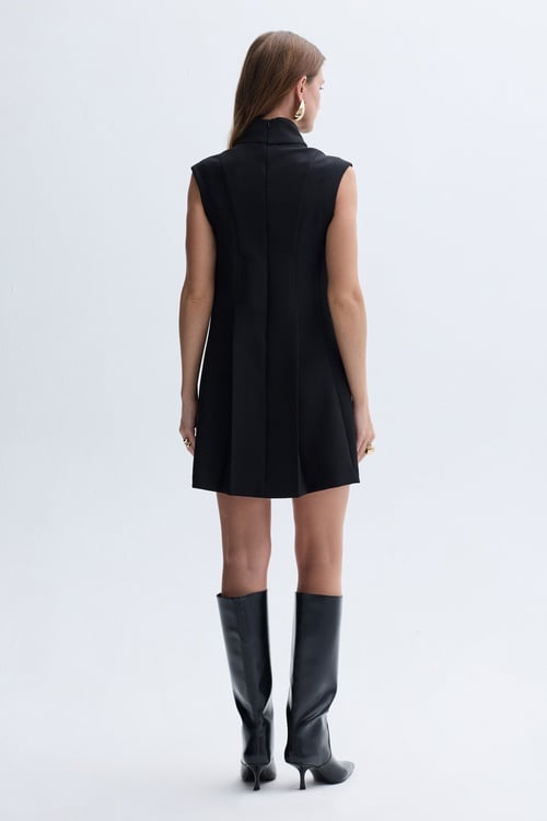 KOLSUZ DİK YAKA PİLELİ MİNİ ELBİSE