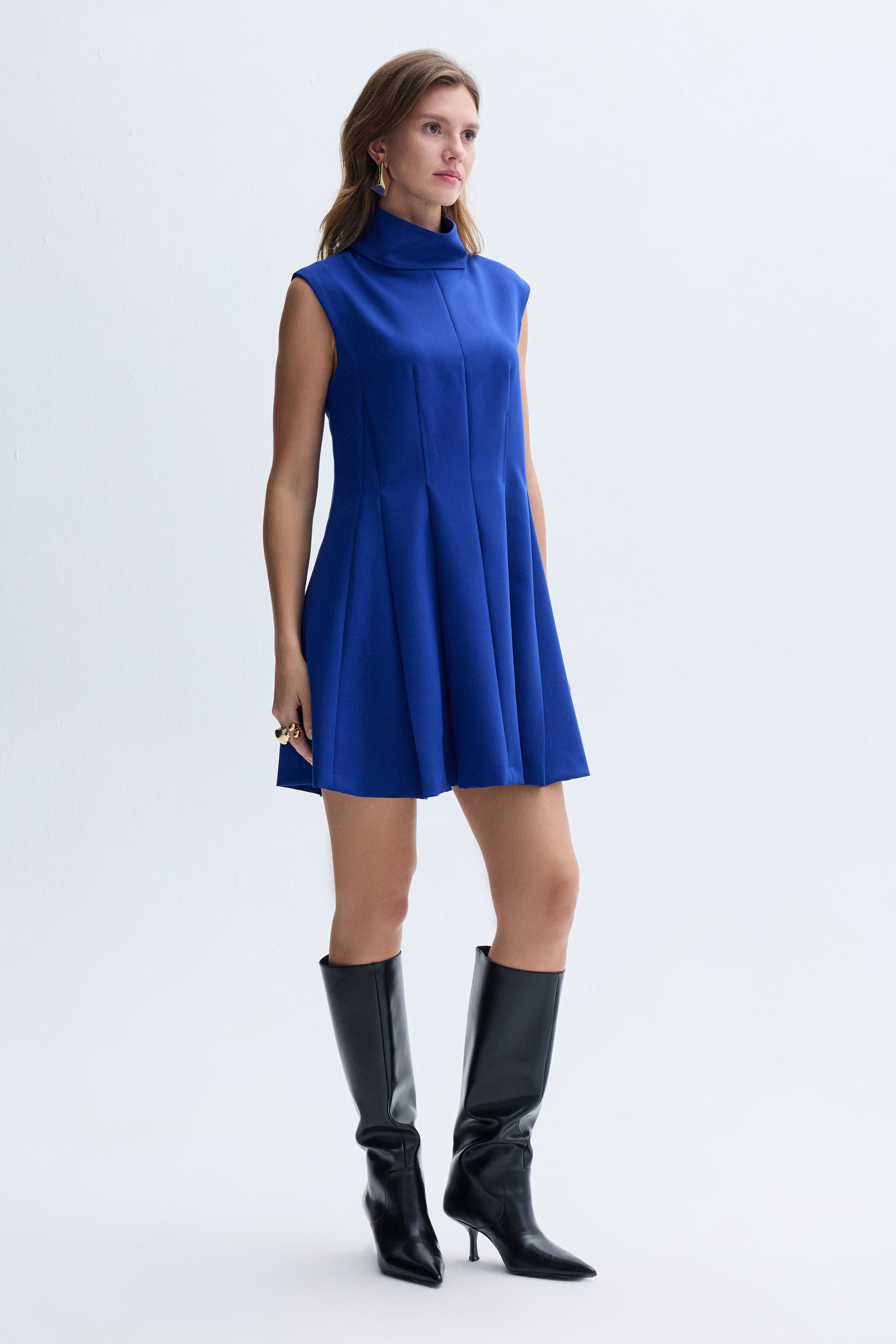 KOLSUZ DİK YAKA PİLELİ MİNİ ELBİSE