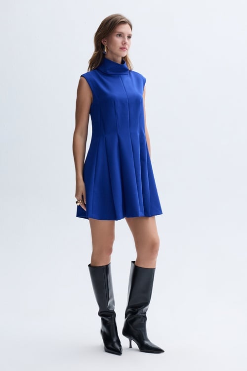 KOLSUZ DİK YAKA PİLELİ MİNİ ELBİSE