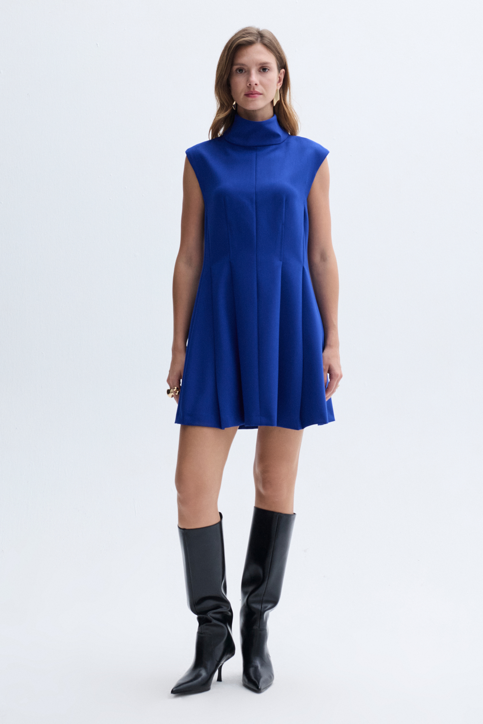 KOLSUZ DİK YAKA PİLELİ MİNİ ELBİSE