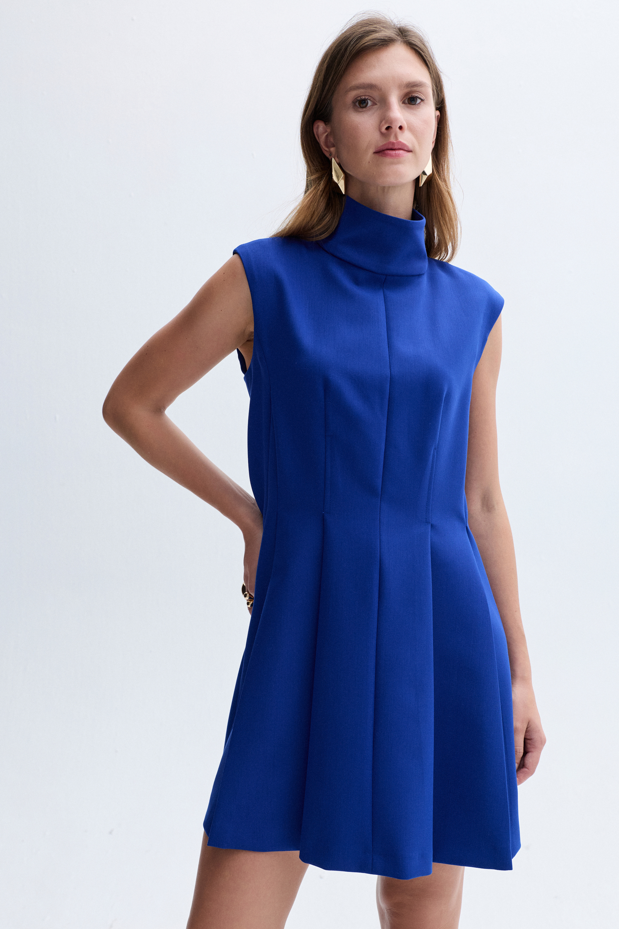 KOLSUZ DİK YAKA PİLELİ MİNİ ELBİSE